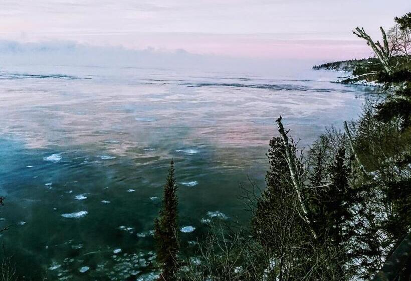 Номер Стандарт Кровать Кинг Адаптированный для Инвалидов, Cliff Dweller On Lake Superior