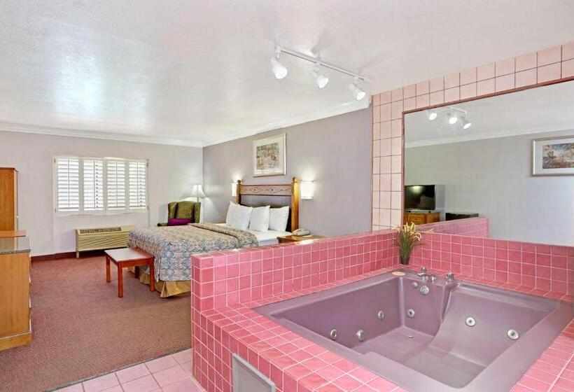 스위트 킹사이즈 침대, Days Inn By Wyndham West Covina