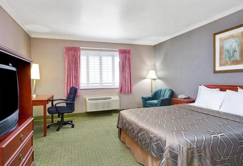 스탠다드 룸 킹사이즈 침대, Days Inn By Wyndham West Covina