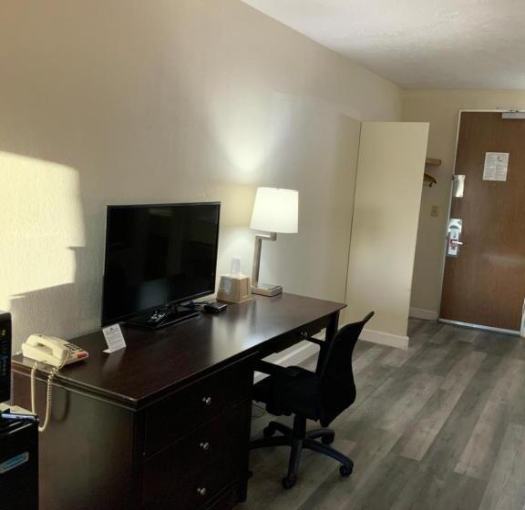 Номер Стандарт, Econo Lodge   Perry National Fair Ground Area