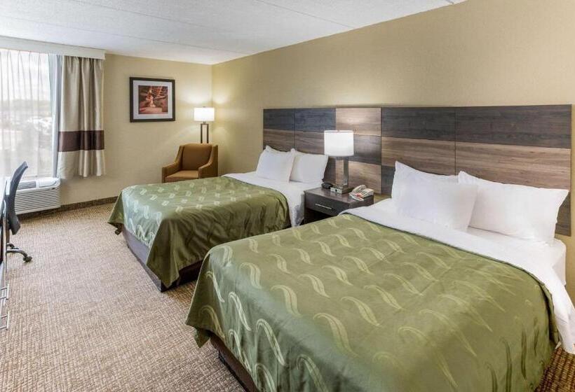 带2个双人床的标准工作室, Quality Inn & Suites