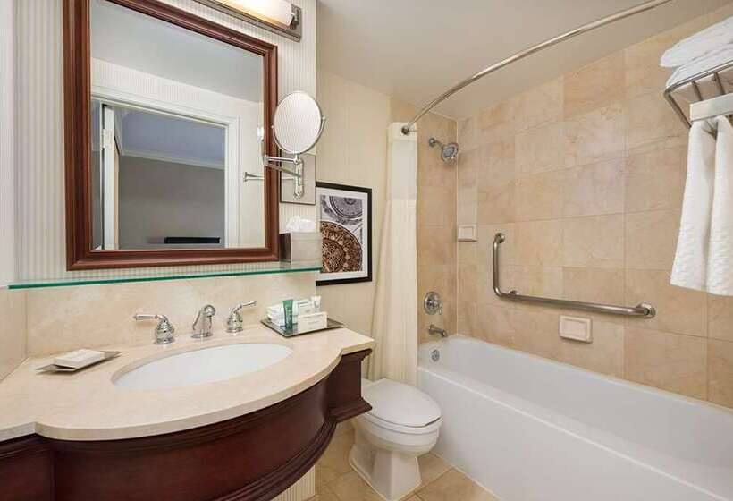 Номер Deluxe, Hilton Charlotte University Place