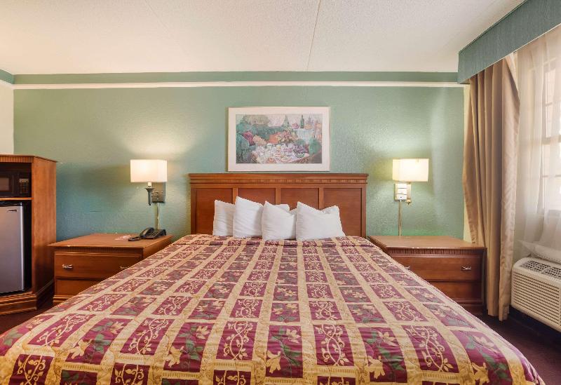 Номер Стандарт Кровать Кинг Адаптированный для Инвалидов, Bhagat Hotels Stone Mountain Atlanta Bw Signature Collection