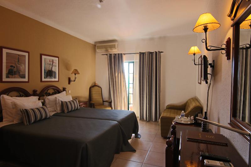 Quarto Estandar, Hilton Anatole
