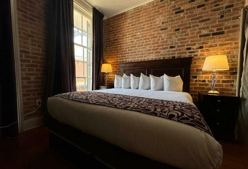 디럭스 스위트 킹 침대, Inn On St. Peter, A French Quarter Guest Houses Property