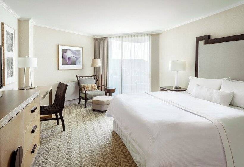 Standard Room Double Bed City View, Moana Surfrider, A Westin Resort & Spa, Waikiki Beach