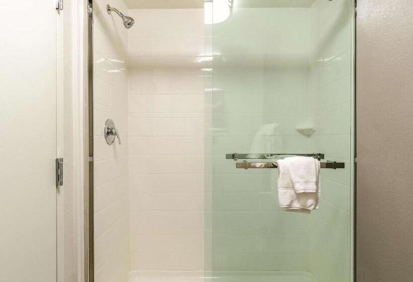 Номер Deluxe Кровать Кинг, La Quinta By Wyndham Warwick Providence Airport