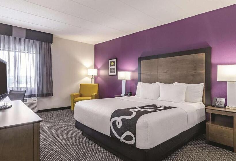 Номер Deluxe Кровать Кинг, La Quinta By Wyndham Warwick Providence Airport