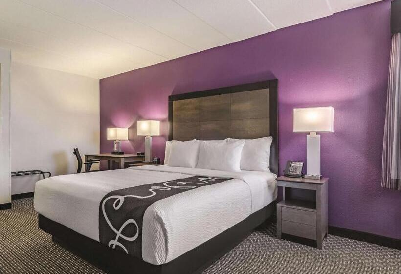 Люкс Кровать Кинг, La Quinta By Wyndham Warwick Providence Airport