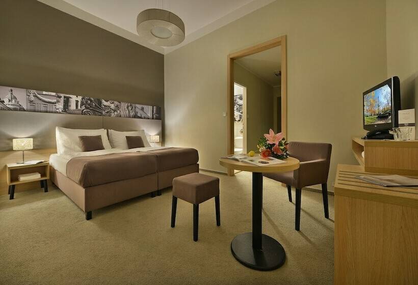 Comfort-huone, Three Crowns