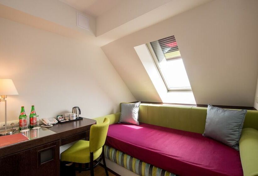 컴포트 룸, Three Corners Hotel Art