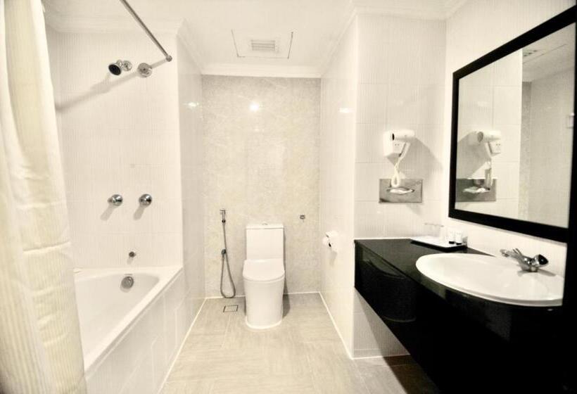 اتاق لوکس سه تخته, Howard Johnson By Wyndham Kuala Lumpur 118