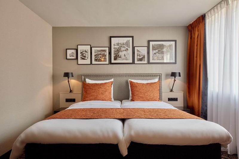 Deluxe Room, Carlton Square