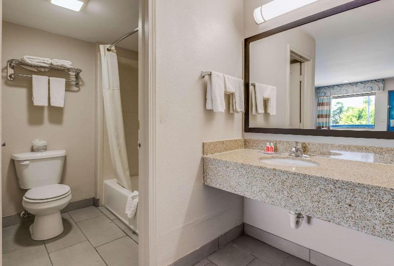 Номер Стандарт Кровать Кинг Адаптированный для Инвалидов, Econo Lodge Inn & Suites