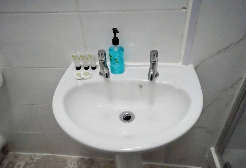 Номер Стандарт, Gatwick Birchwood Lodge