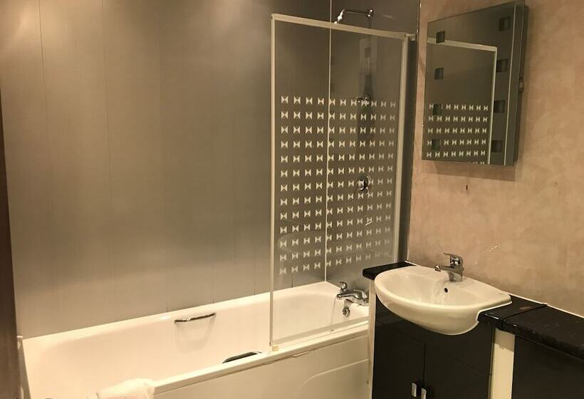 标准间, The Whitehall Hotel & Distillery