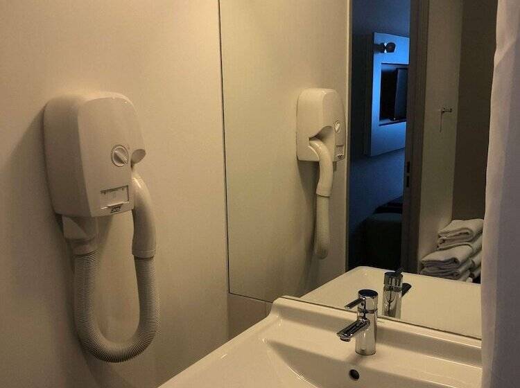 Номер Стандарт, Kyriad Hôtel Orly Aéroport   Athis Mons