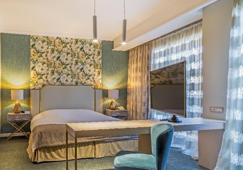 Полулюкс, Airotel Stratos Vassilikos