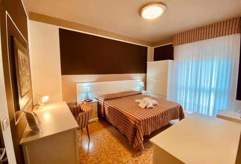 اتاق استاندارد با چشم‌انداز استخر, Art Hotel Pandos