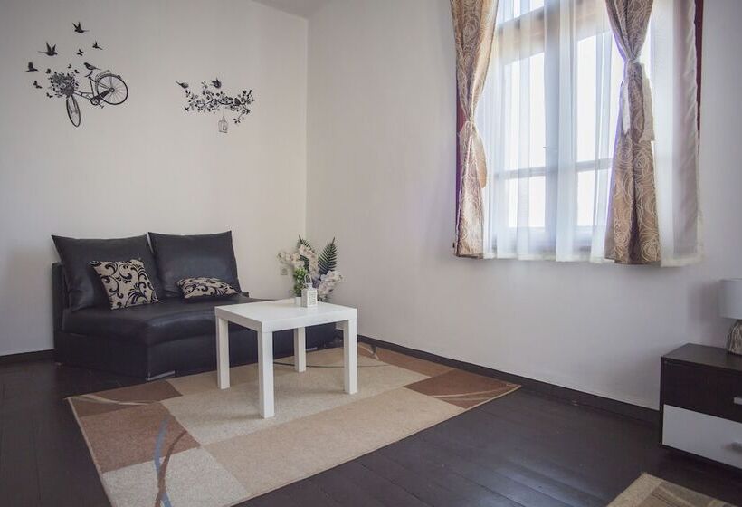 Habitación Triple Clásica, Italian House Simeon