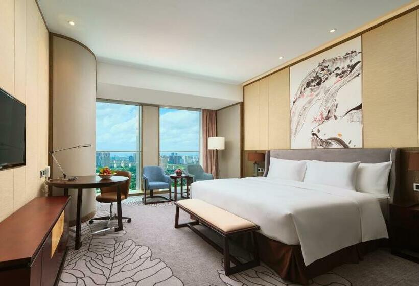 带大床的行政房间, Crowne Plaza Nanning City Center, An Ihg