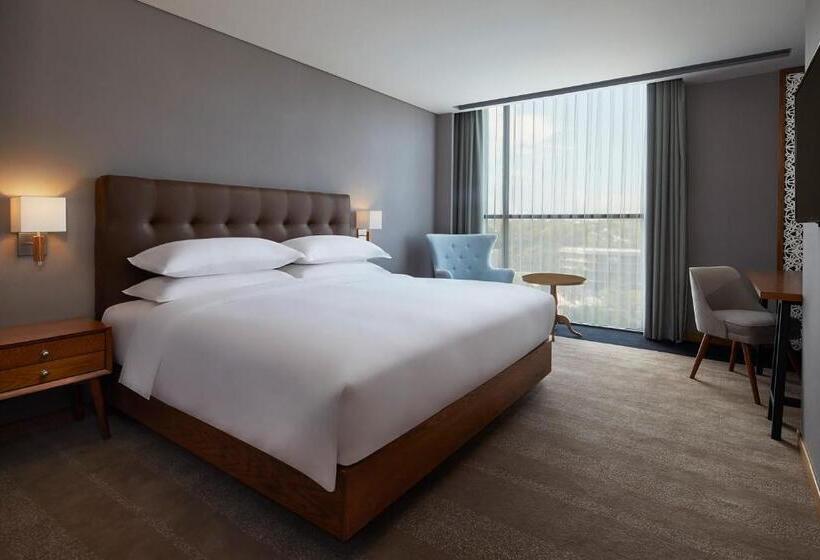 اتاق لوکس با تخت بزرگ, Four Points By Sheraton Balikpapan