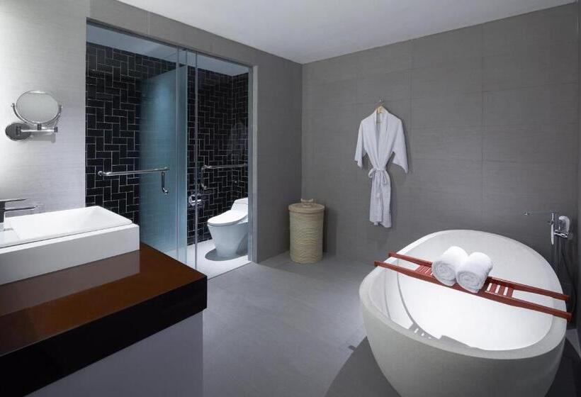 سوئیت پریمیوم با چشم‌انداز استخر, Four Points By Sheraton Balikpapan