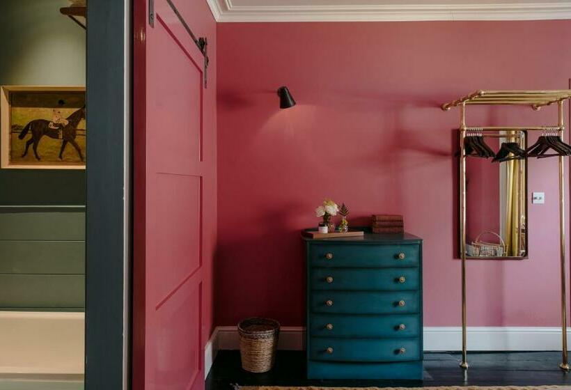 Quarto Estandar, The Rose