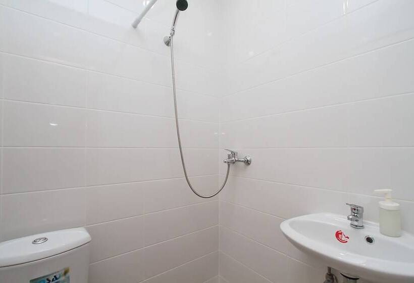 اتاق خانوادگی, Adres Hostel