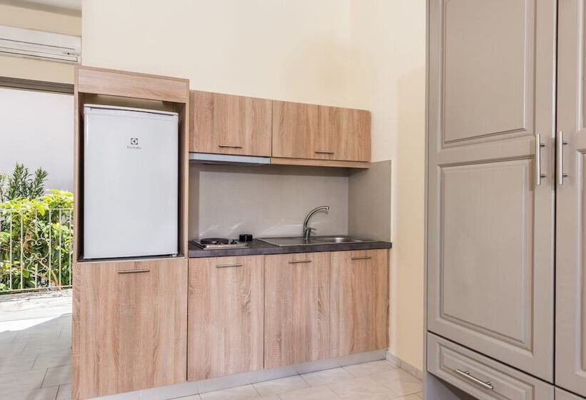 Студио Стандарт Вид на Бассейн, Kiwi Apartments