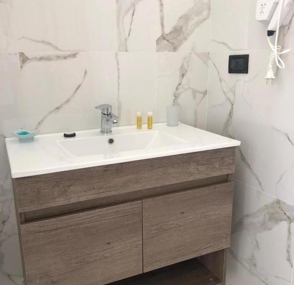 اتاق استاندارد چهارنفره با بالکن, Beauty House