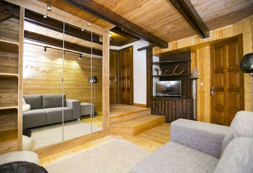 Семейный Номер, Cherepanovs' Guest House