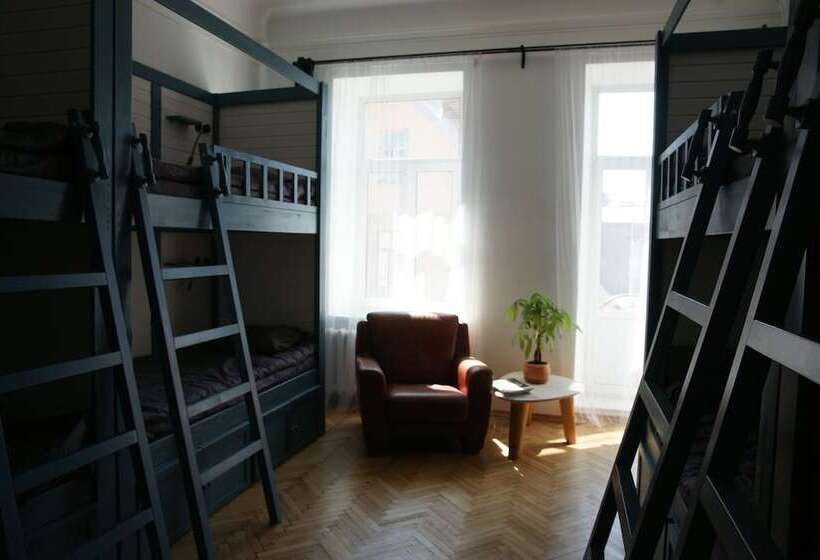 Cama em Quarto Compartilhado, Malevich Hostel