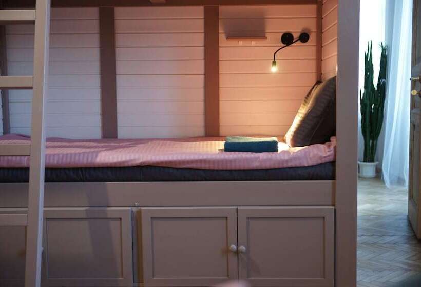 Cama em Quarto Compartilhado, Malevich Hostel