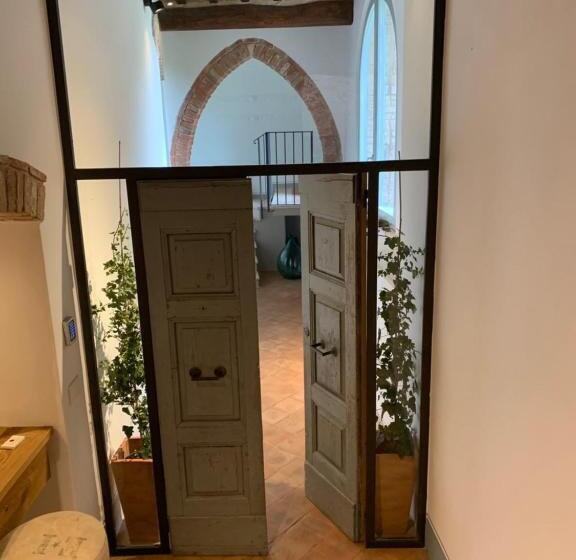 سوییت لوکس, La Corte Segreta