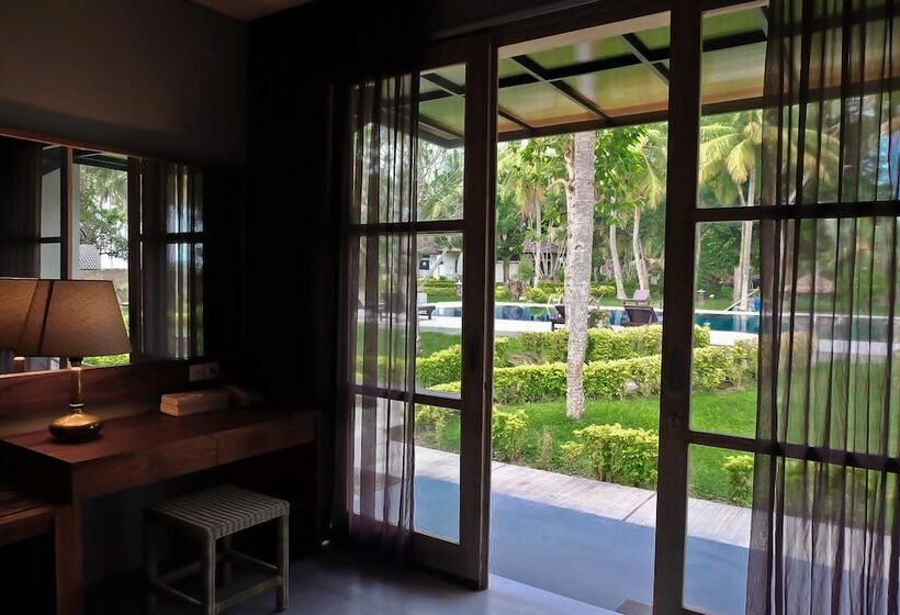 اتاق لوکس با چشم‌انداز استخر, Umadewi Surf & Retreat