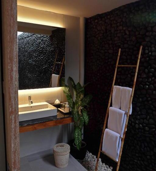 اتاق لوکس با چشم‌انداز استخر, Umadewi Surf & Retreat