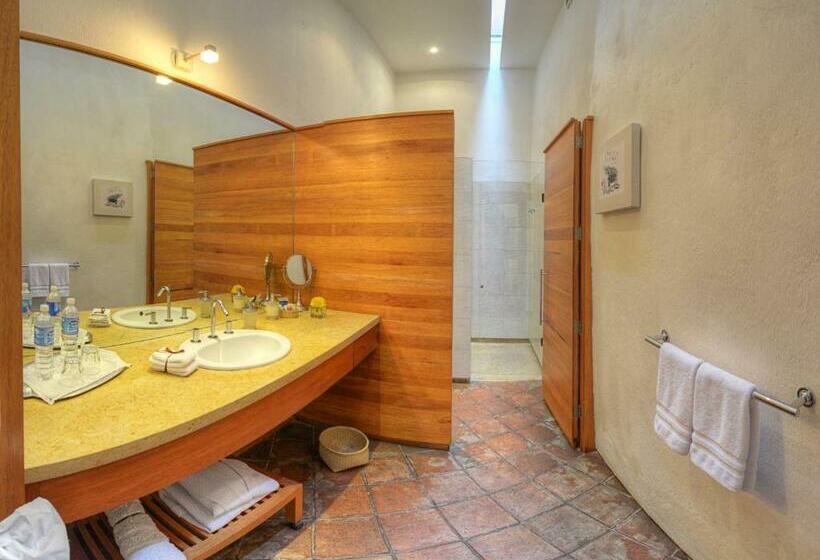 اتاق لوکس, La Casona De Tita