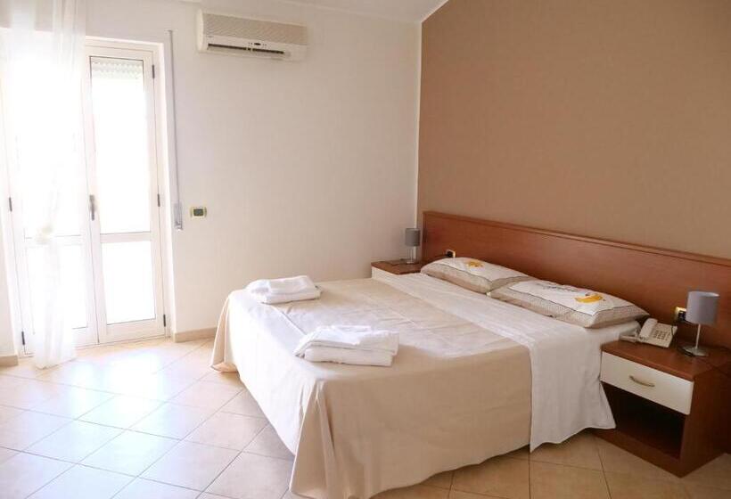 Номер Стандарт Трехместный, Grand Hostel Calabria