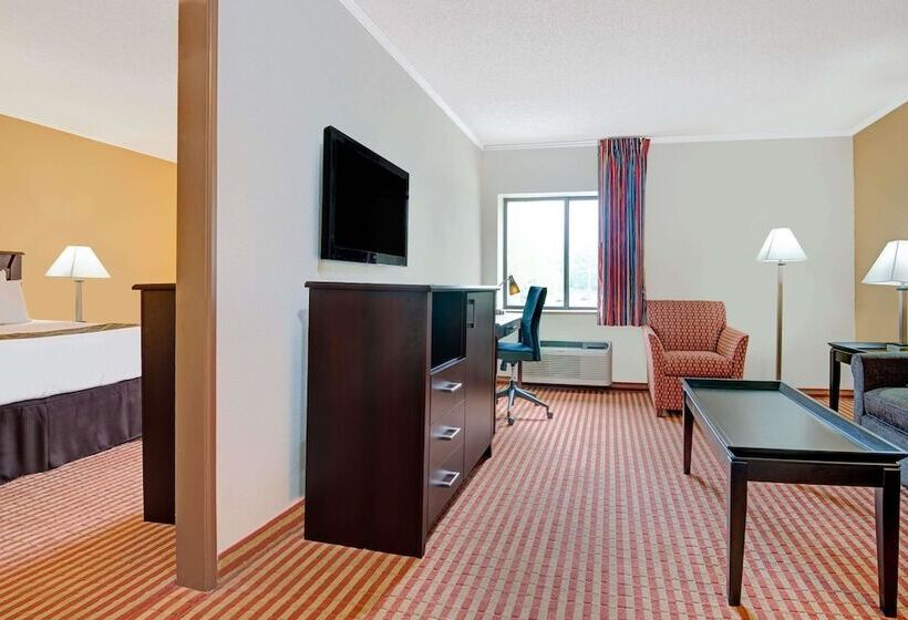 Люкс, Days Inn & Suites By Wyndham Kansas City   Chiefs Arrowhead Stadium