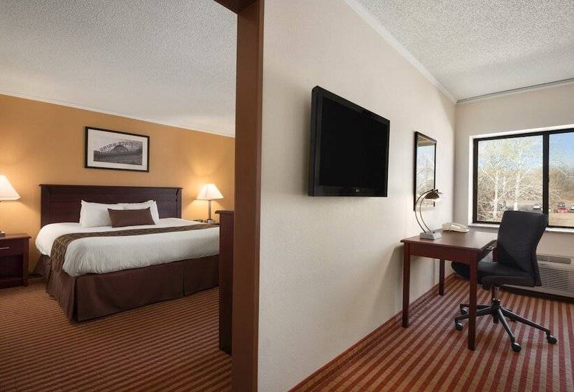Люкс, Days Inn & Suites By Wyndham Kansas City   Chiefs Arrowhead Stadium