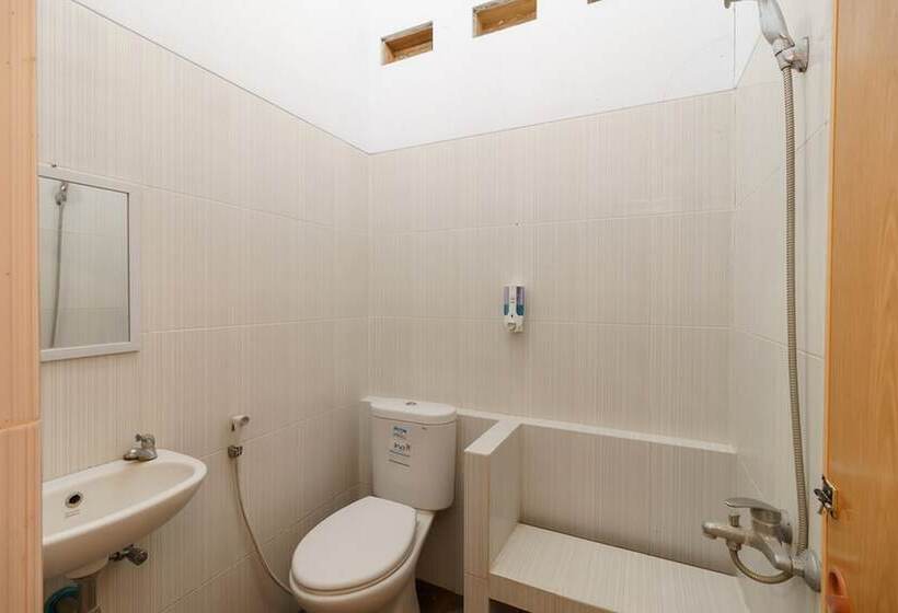 Семейный Номер, Reddoorz Syariah Near Ciledug Station