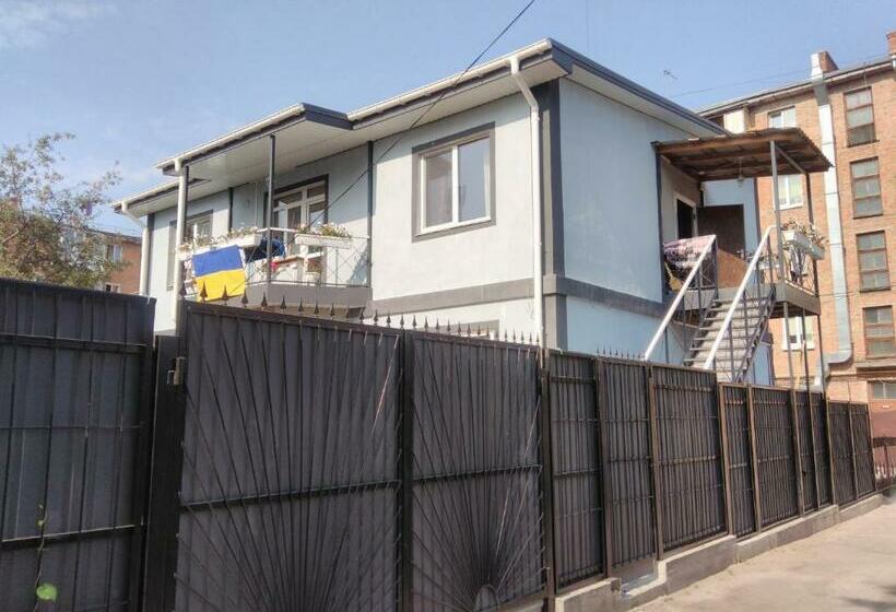 공동 객실, отель Swallow House