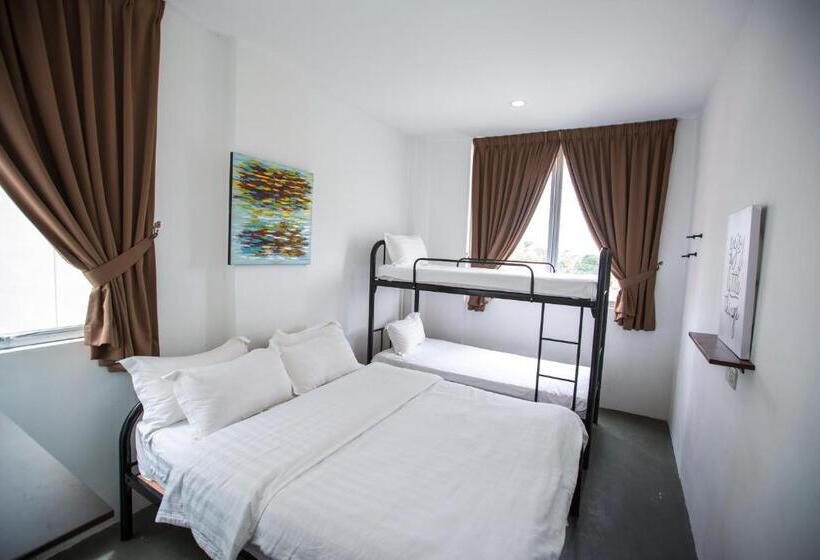 Family Suite, Comma