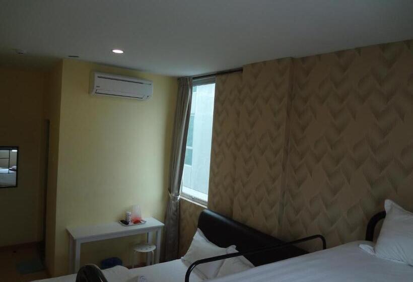 Family Suite, Comma