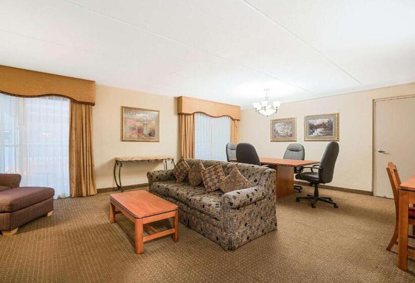 Люкс Superior 2 Спальни, Ramada By Wyndham Plymouth Hotel & Conference Center