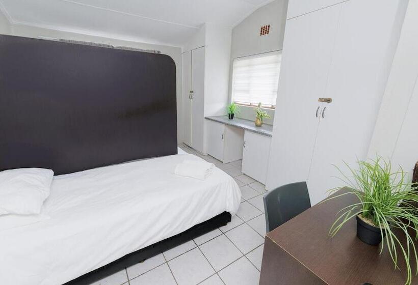 Дом 4 Спальни, Royal Palms Guest House