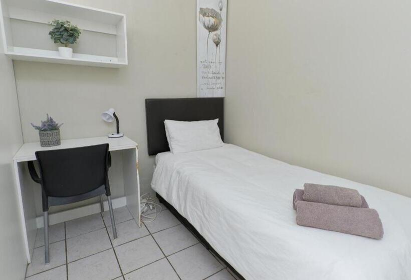 Дом 4 Спальни, Royal Palms Guest House