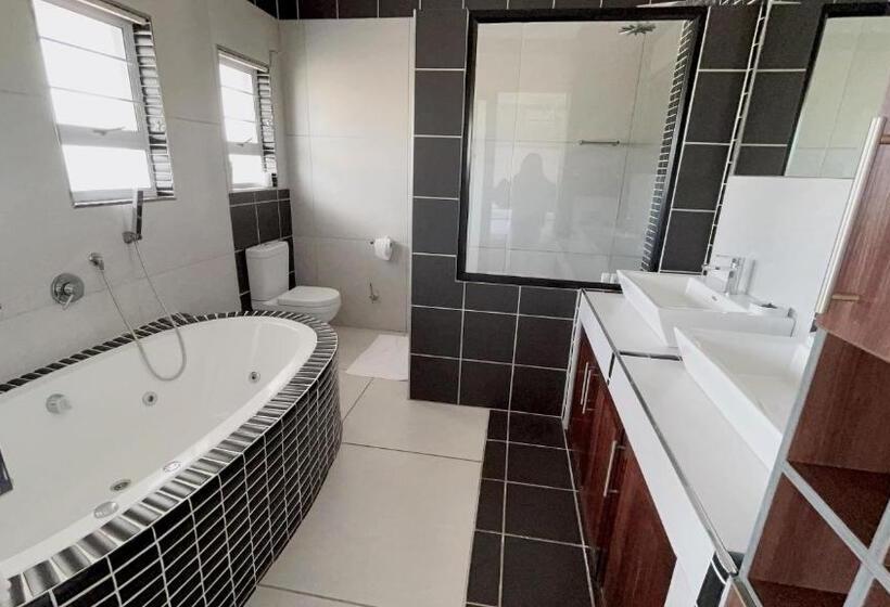 اتاق لوکس با بالکن و چشم‌انداز دریا, Niche Guesthouse