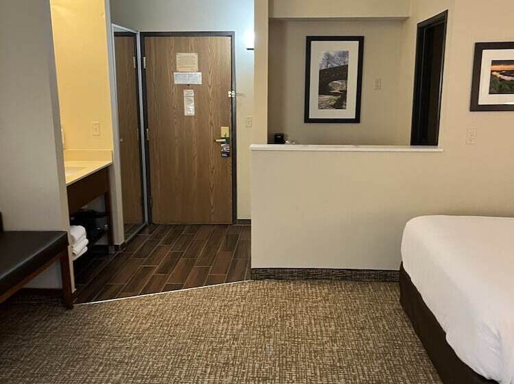 Люкс, Wingate By Wyndham Pittsburgh West Mifflin